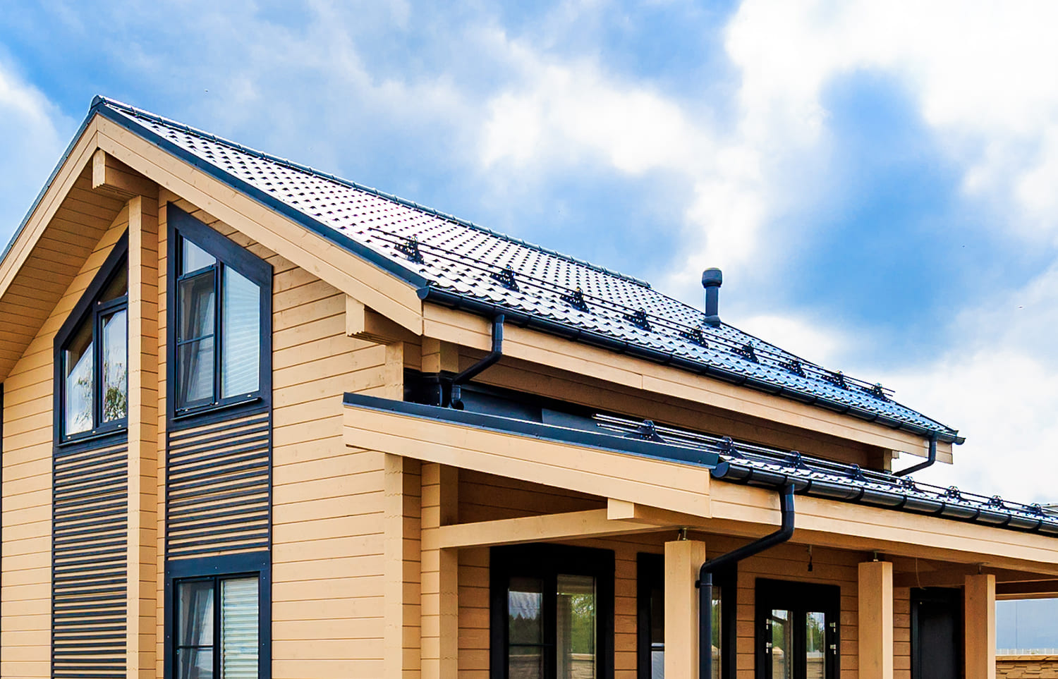 Деревянный дом с крышей из профнастила